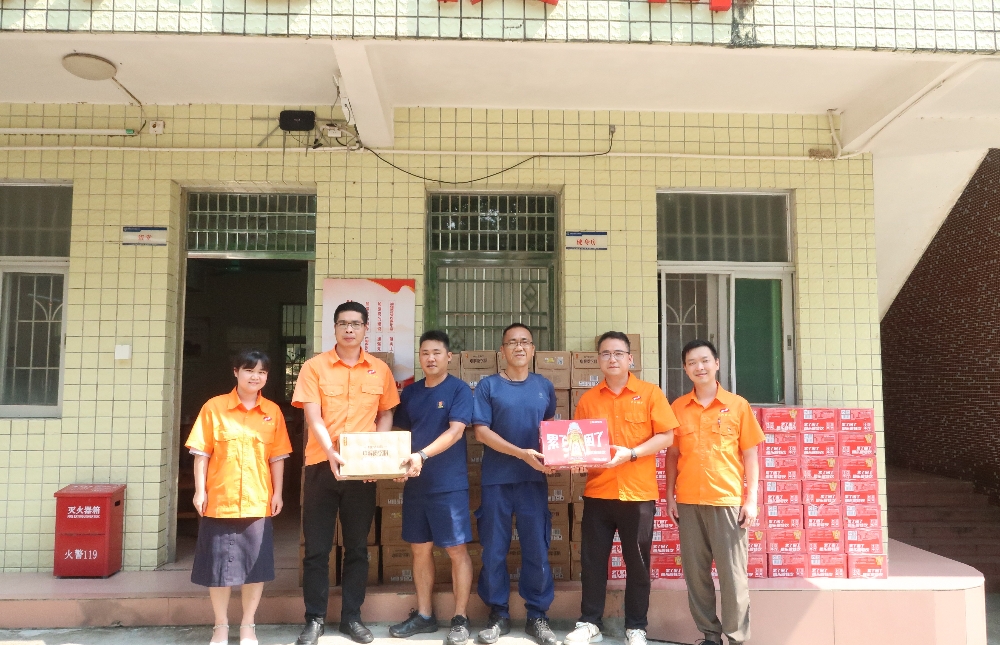 7宏大民爆为高温环境奋战一线的广州增城森林消防大队送上夏日清凉_副本.jpg